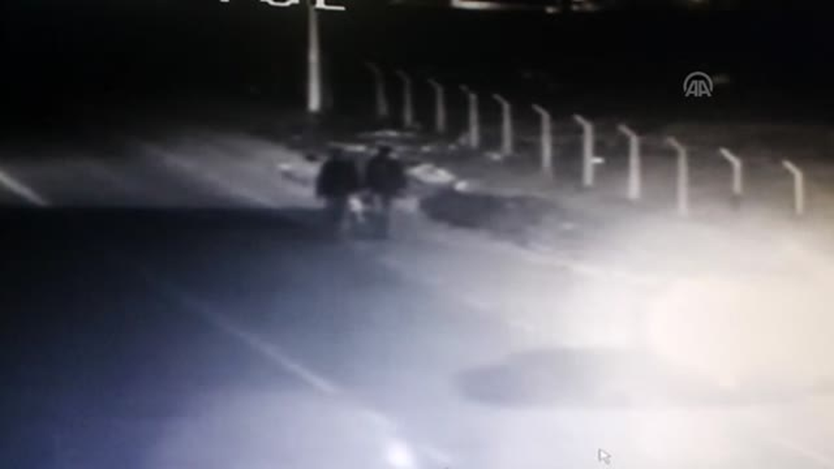 İzmir\'de Afiş Asan Gençlerin Darp Edildiği İddia Edildi