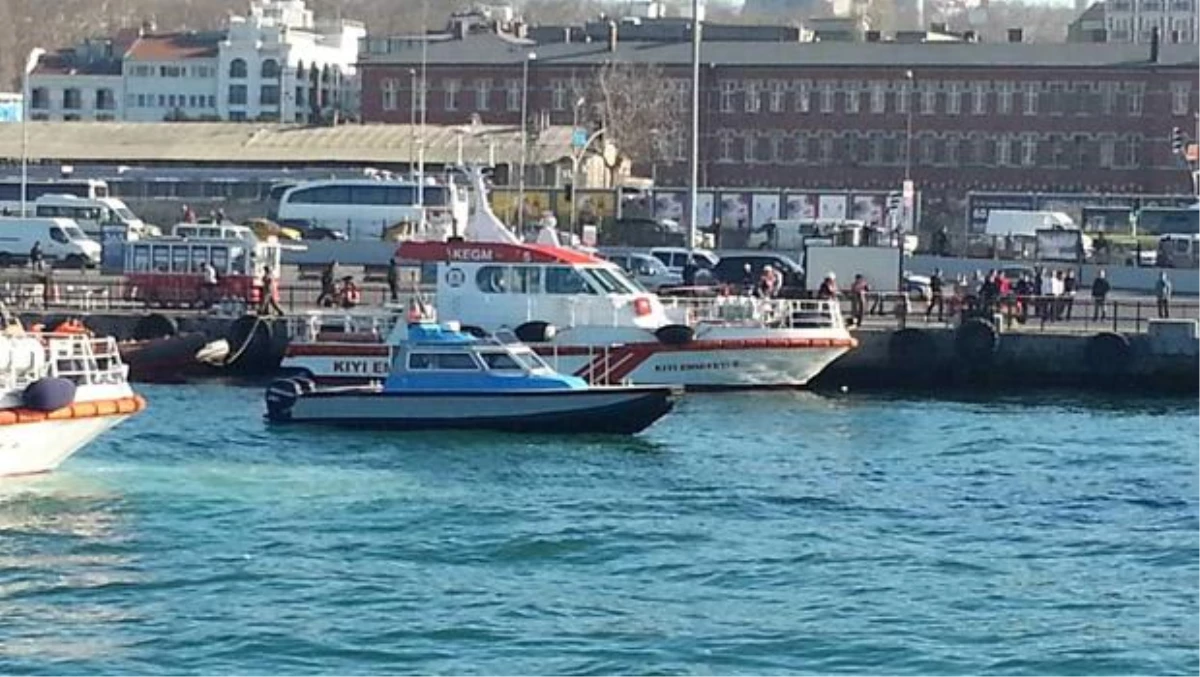 Sirkeci\'de Arabalı Vapura Girmek Üzere Olan Araç Denize Düştü : 1 Ölü, 3 Yaralı