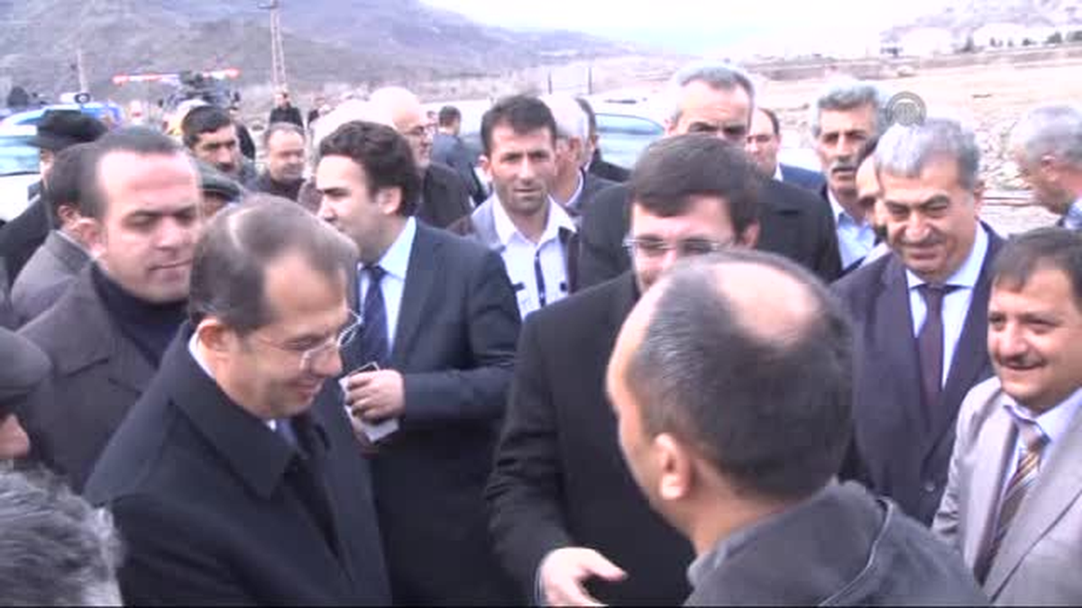 Bakan Yılmaz, AK Parti, BDP ve CHP seçim bürolarını ziyaret etti -