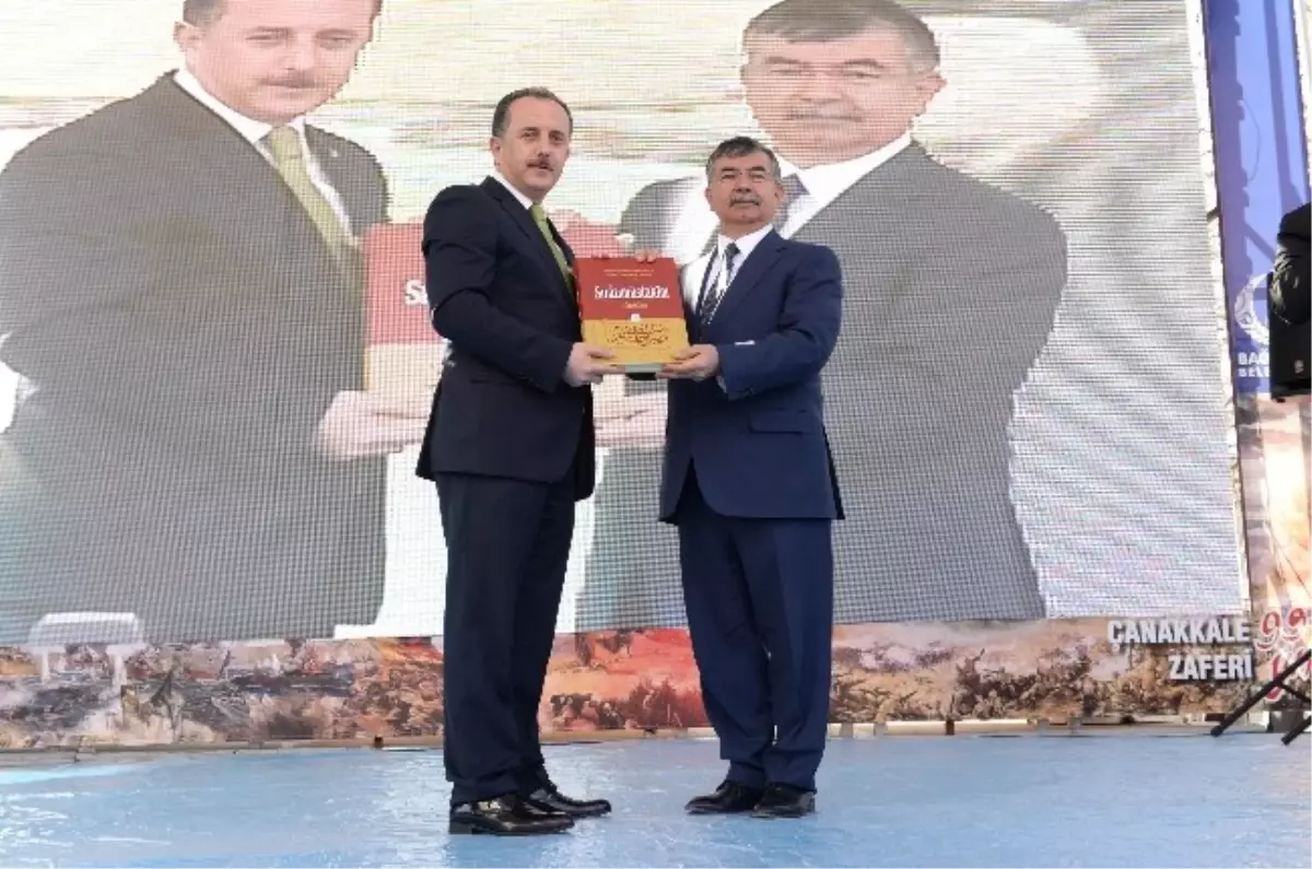 Bakan Yılmaz, Bağcılar\'daki Çanakkale\'yi Gezdi