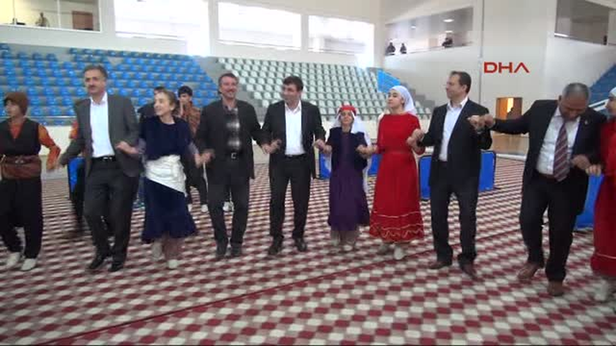 Bakan Yılmaz Folklorcülerle Halay Çekti