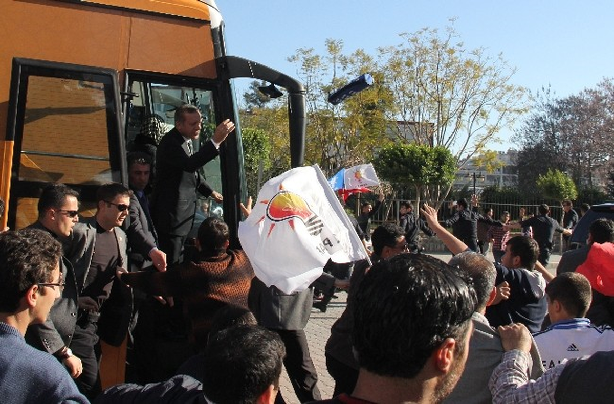 Başbakan, Adana\'da, Dönüş Yolunda Satranç Dağıttı