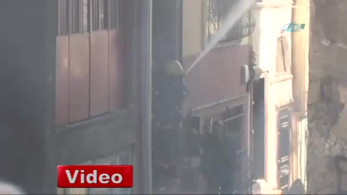 Beyoğlu\'nda Korkutan Yangın