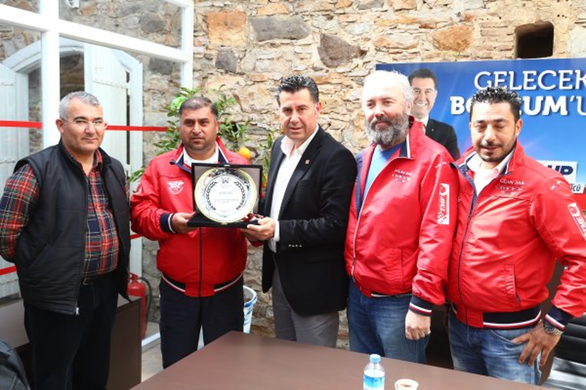Bodrum Motosiklet Kulübü\'nden Başkan Mehmet Kocadon\'a Plaket