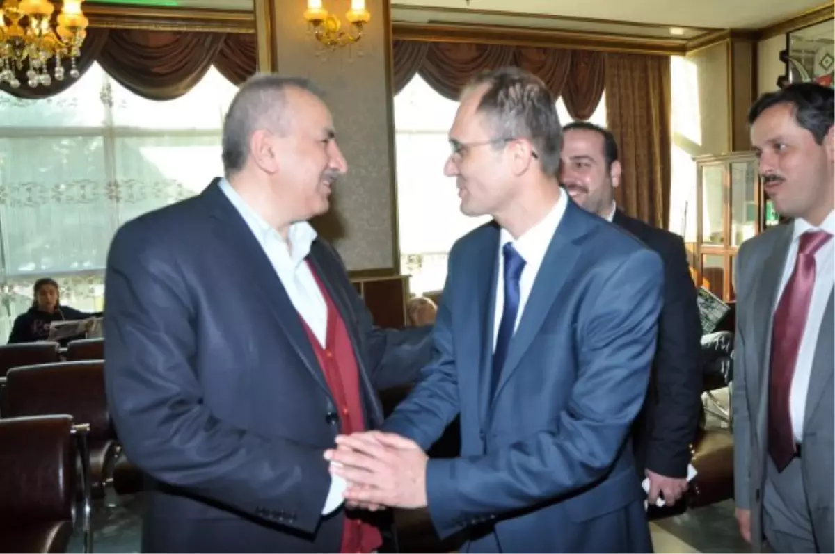 Cem Çöllü 14 Mart Tıp Bayramı\'nı Hastanede Kutladı