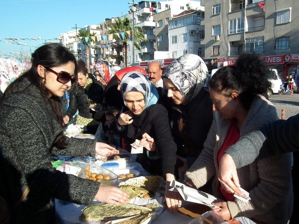 Didim\'de Öğrenciler Yararına Kermes Düzenlendi
