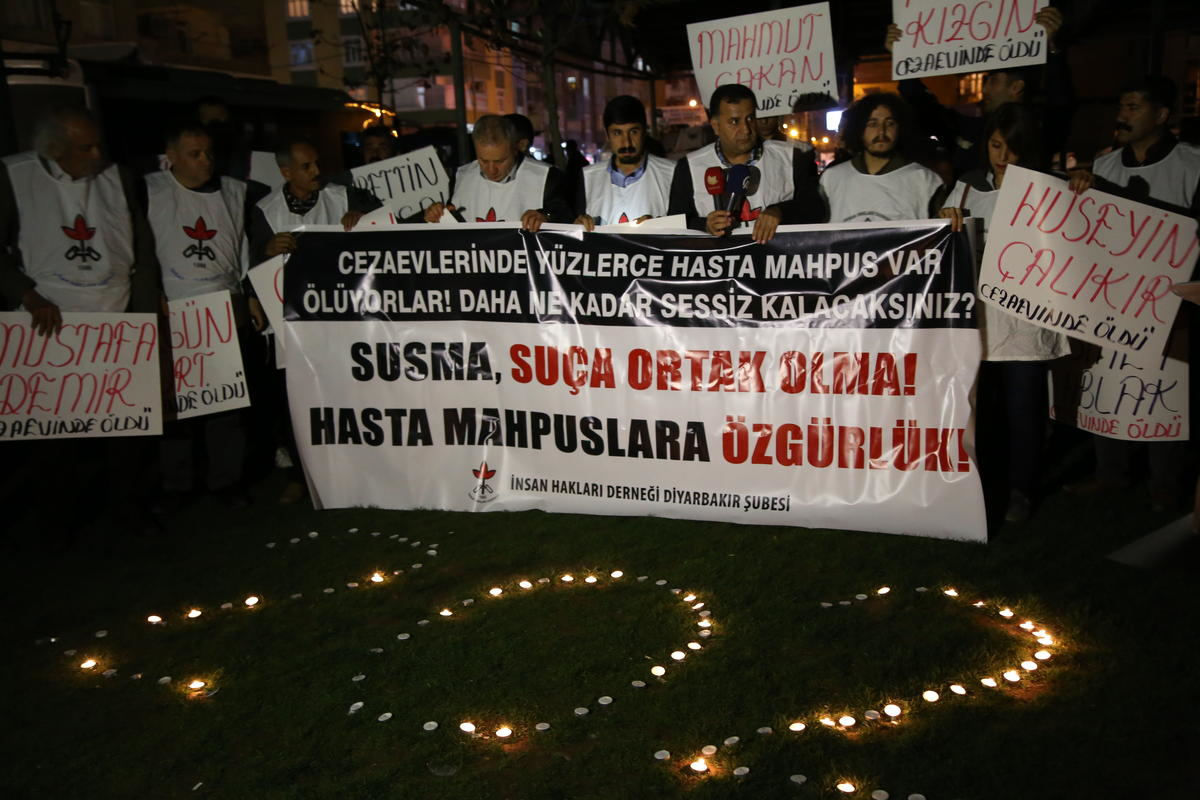 Diyarbakır Cezaevi Önünde Mumlu Eylem