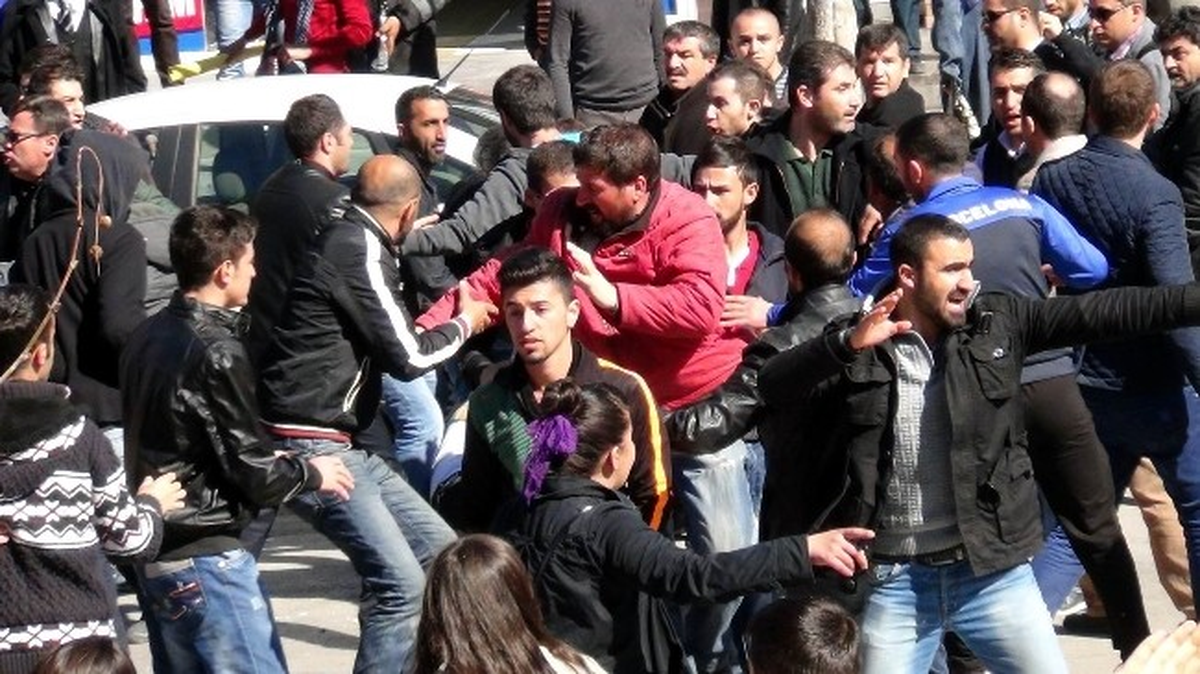 Erzincan\'da Berkin Elvan Protestosunda Arbede Çıktı