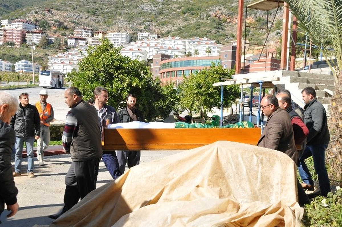 Eşini Boğazını Keserek Öldürdü