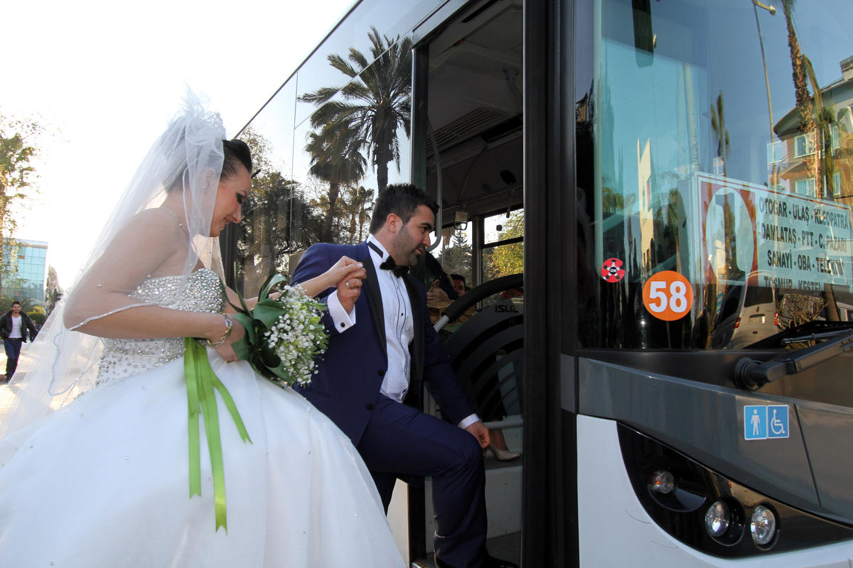 Gelin Damat Düğüne Belediye Otobüsüyle Gitti