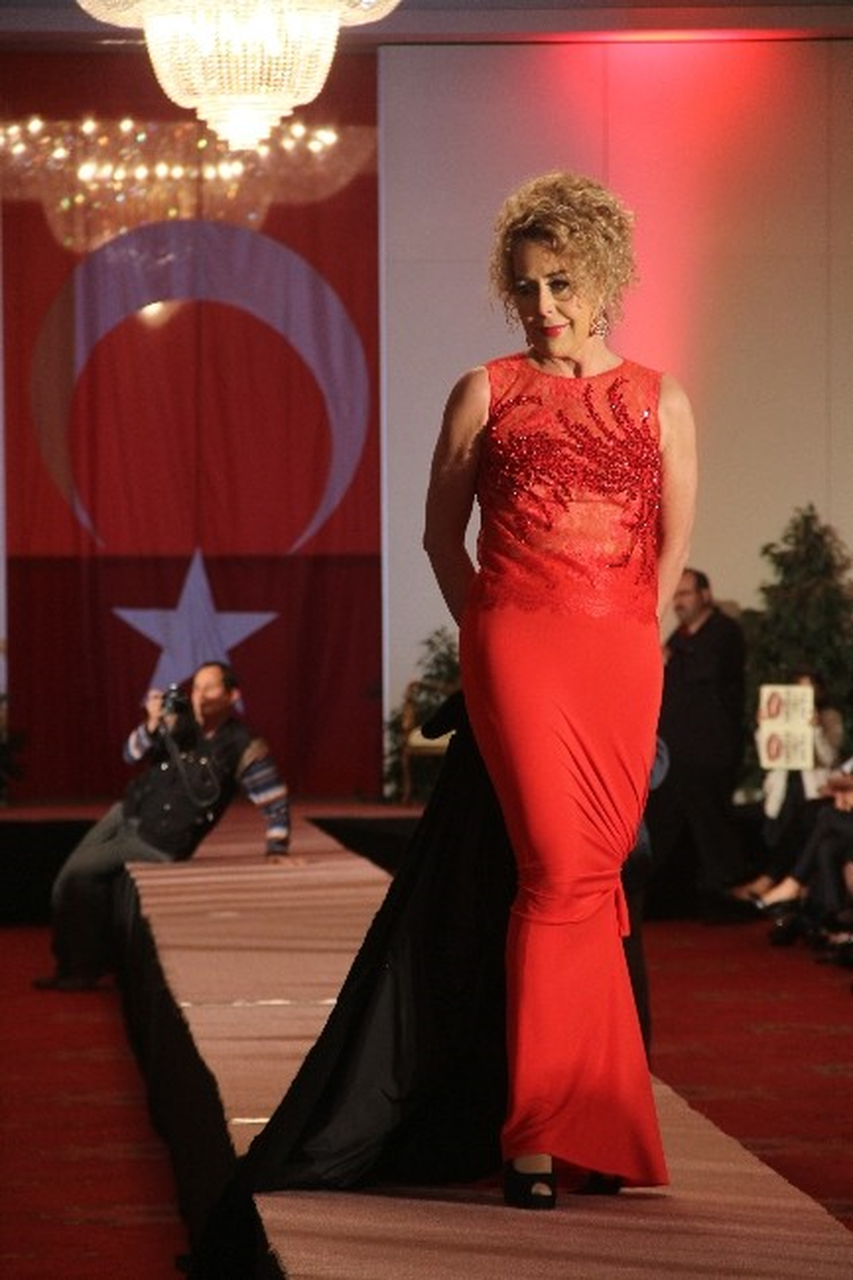 Hatay\'da "Cumhuriyet Kadınları" Defilesi