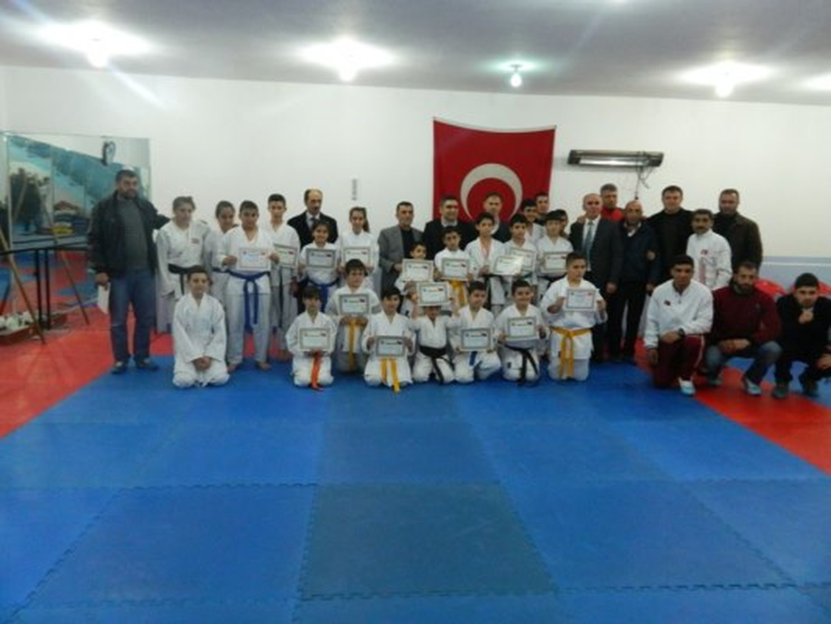 İdeal Diplomaları Verdi
