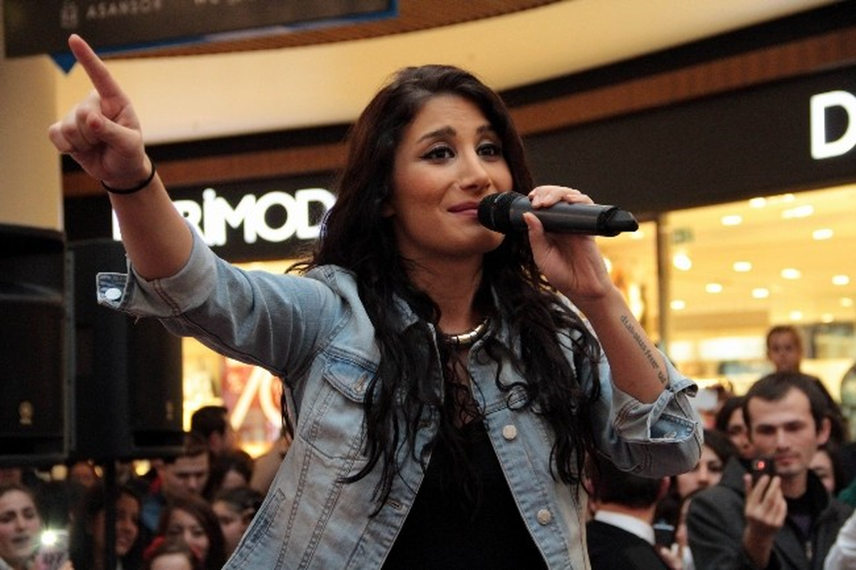 İrem Derici, Sevenleri ile Piazza\'da Buluştu