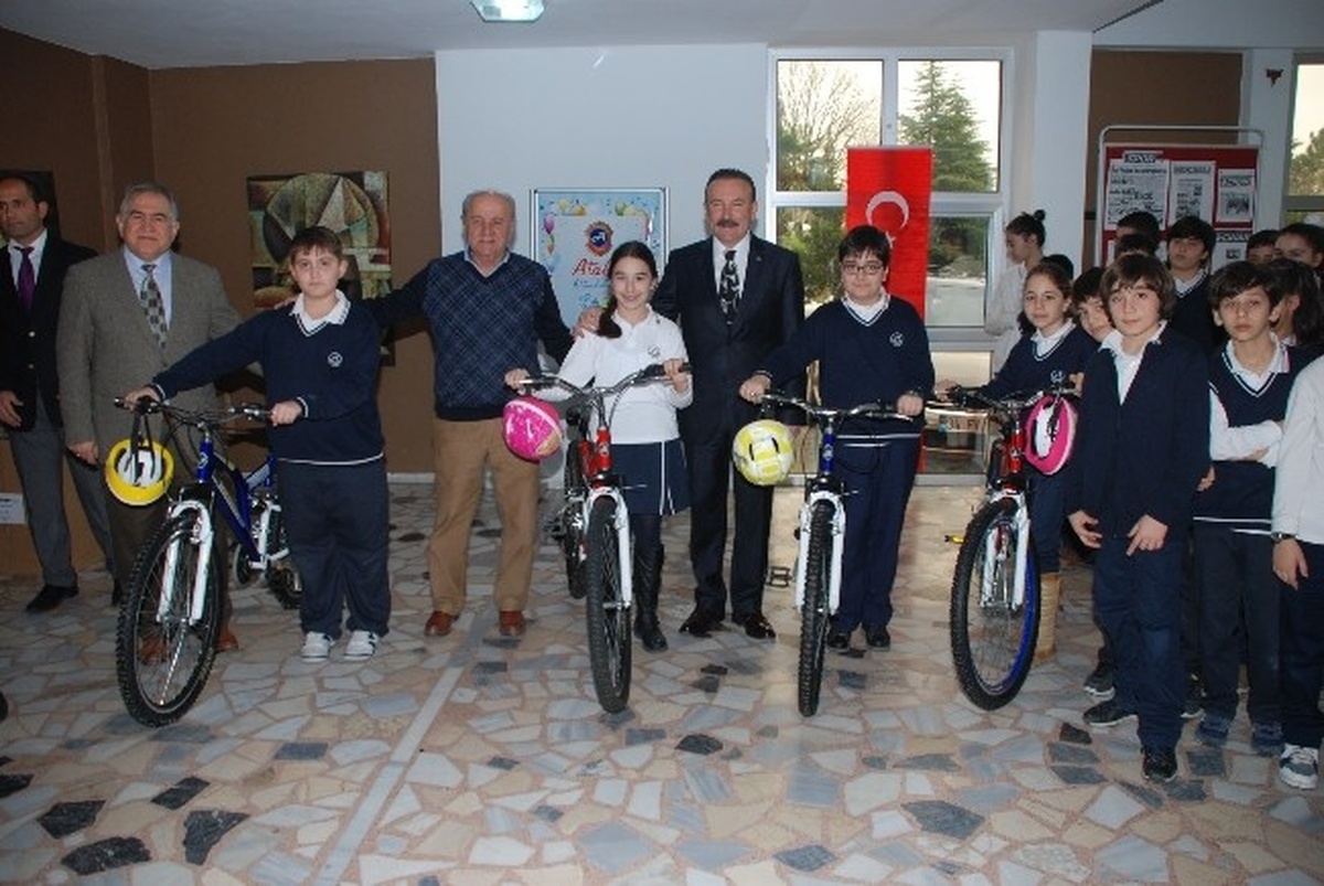 İzmit Belediyesi Bisiklet Dağıtmaya Devam Ediyor