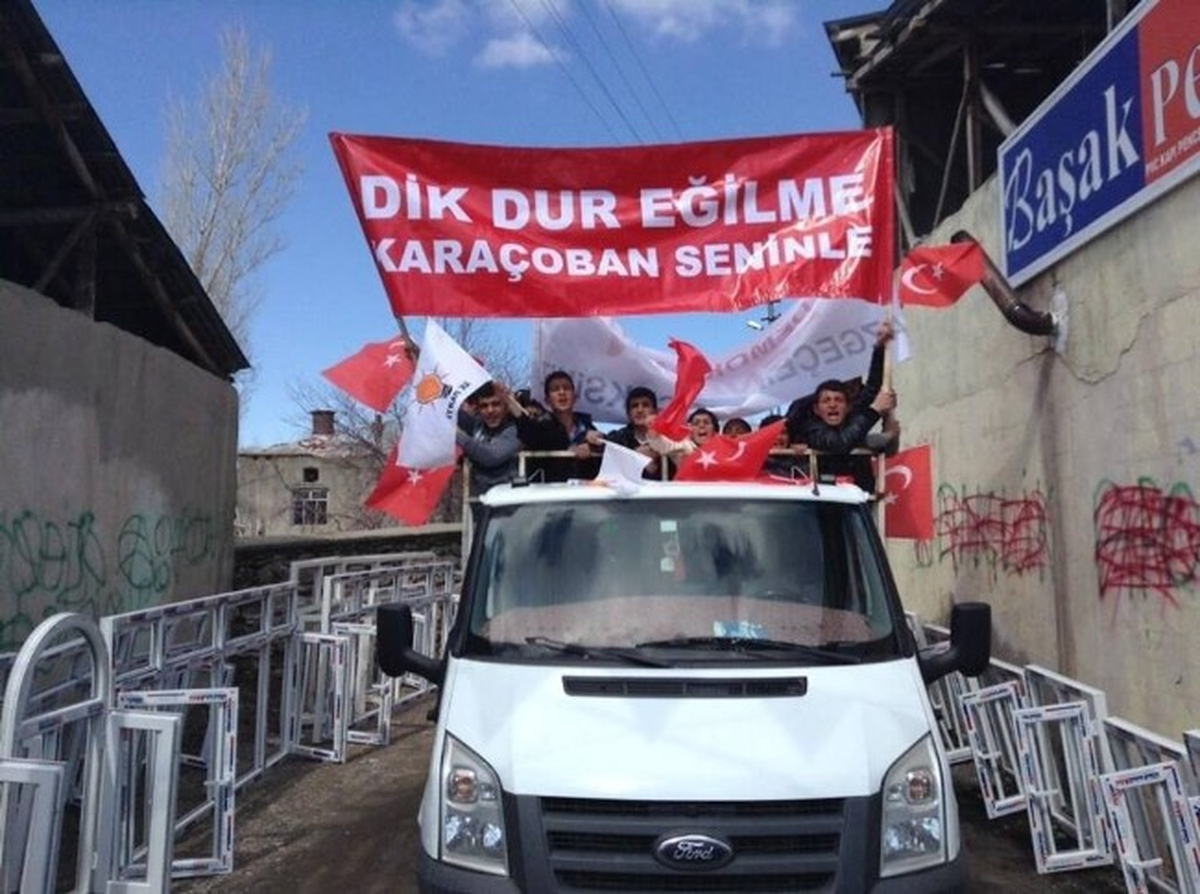 Kamyonetin Kasasındaki Çocuklardan Sekmen\'e \'Dik Dur Eğilme\' Desteği