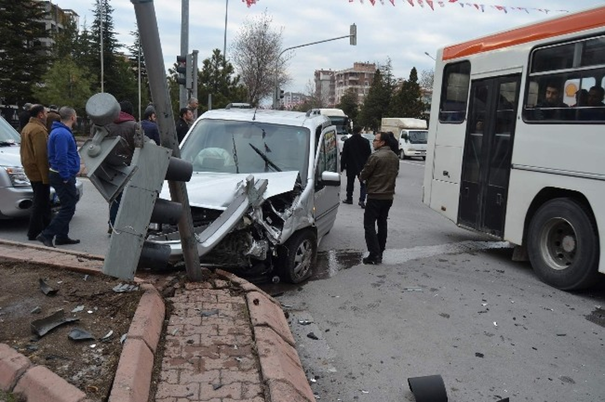 Kayseri\'de 2 Otomobil Çarpıştı: 2 Yaralı