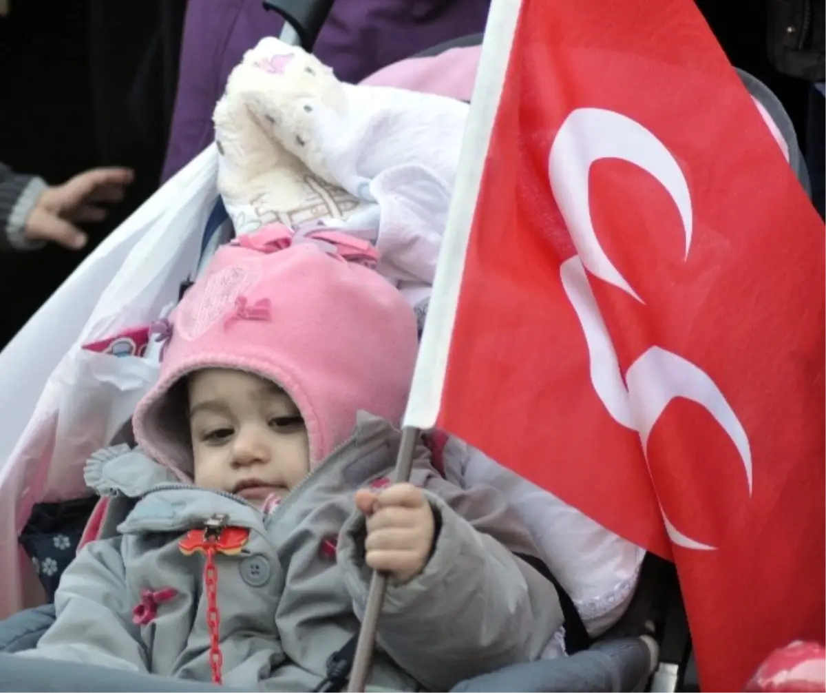 MHP\'den Konser Öncesi Zafer Yürüyüşü