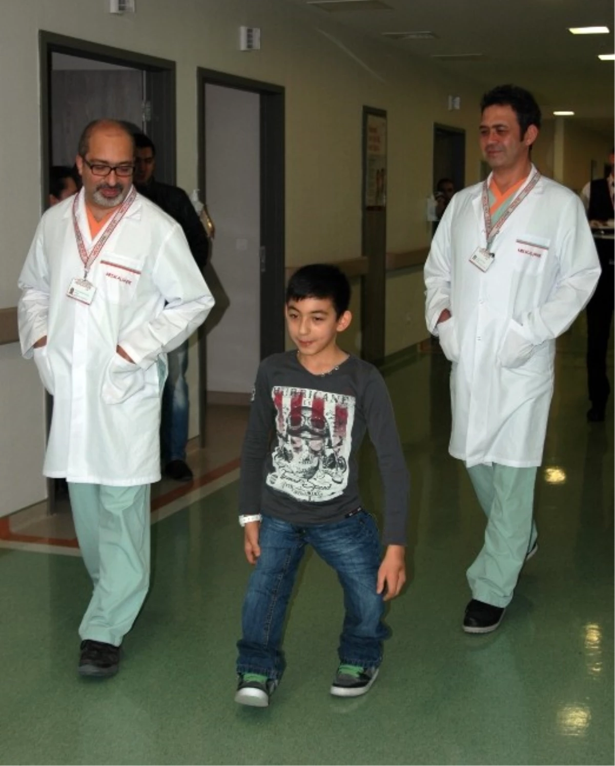 11 Yaşındaki Hasan Artık Yürüyor
