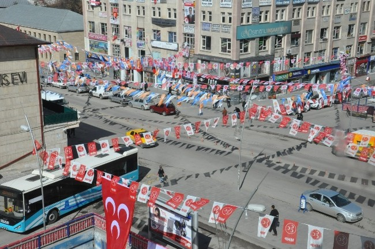 Partilerin Bayrak Savaşından Vatandaş Şikayetçi