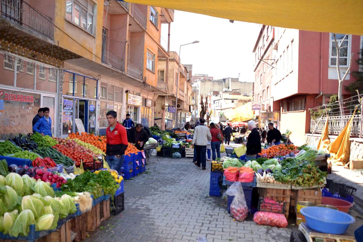 Pazar\'da İşler Kesat