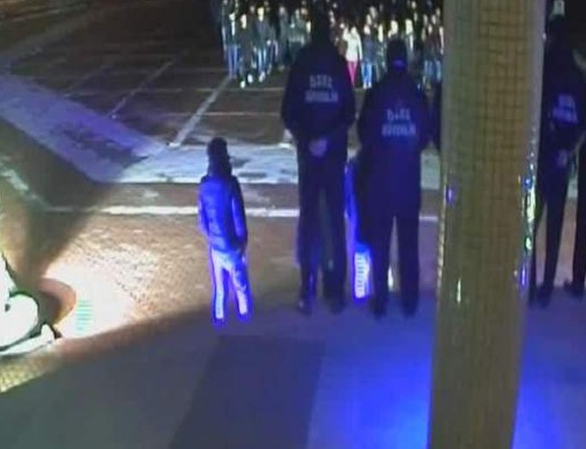 Rektörlüğe Yürüyen Öğrencilerin Binayı Taşlaması Güvenlik Kameralarına Yansıdı