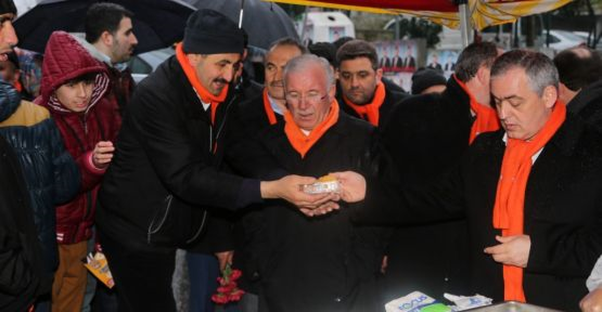 AK Partili Remzi Aydın, Yeşilpınar Pazarında Lokma Dağıttı