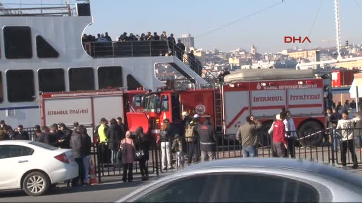 Sirkeci\'de Arabalı Vapura Girmek Üzere Olan Araç Denize Düştü