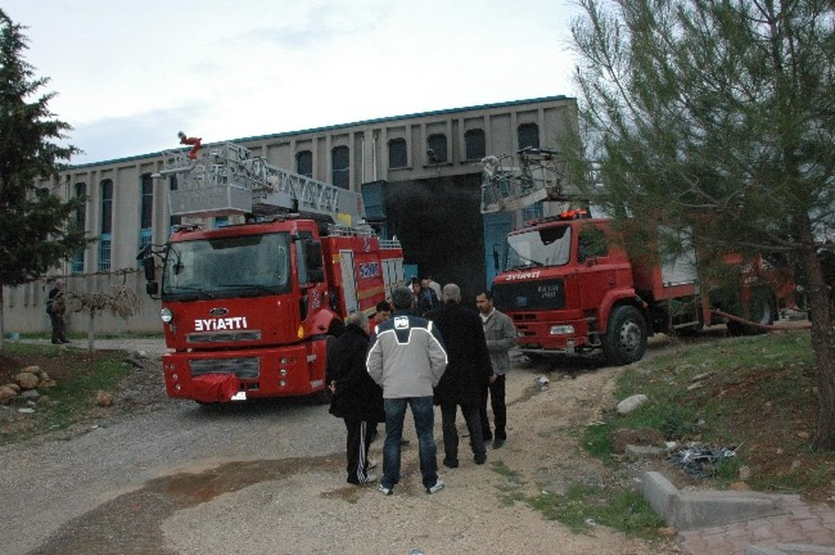 Adıyaman\'da, Depo Yangını Korkuttu