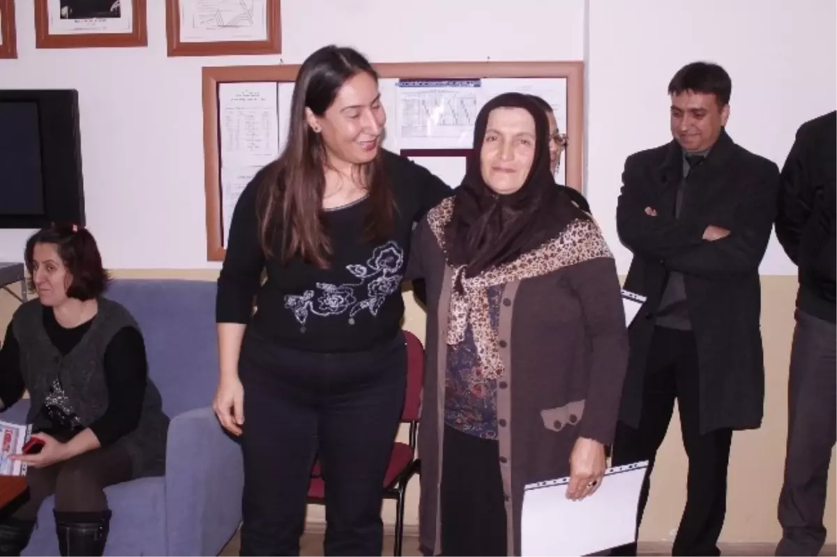 Aile Eğitimi Programını Tamamlayan Velilere Belge Verildi