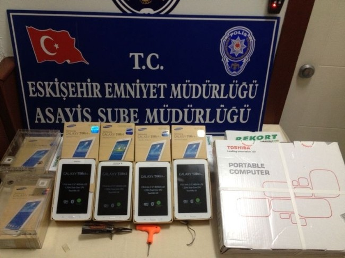 Avm\'den Hırsızlık Yapan 4 Şüpheli Yakalandı