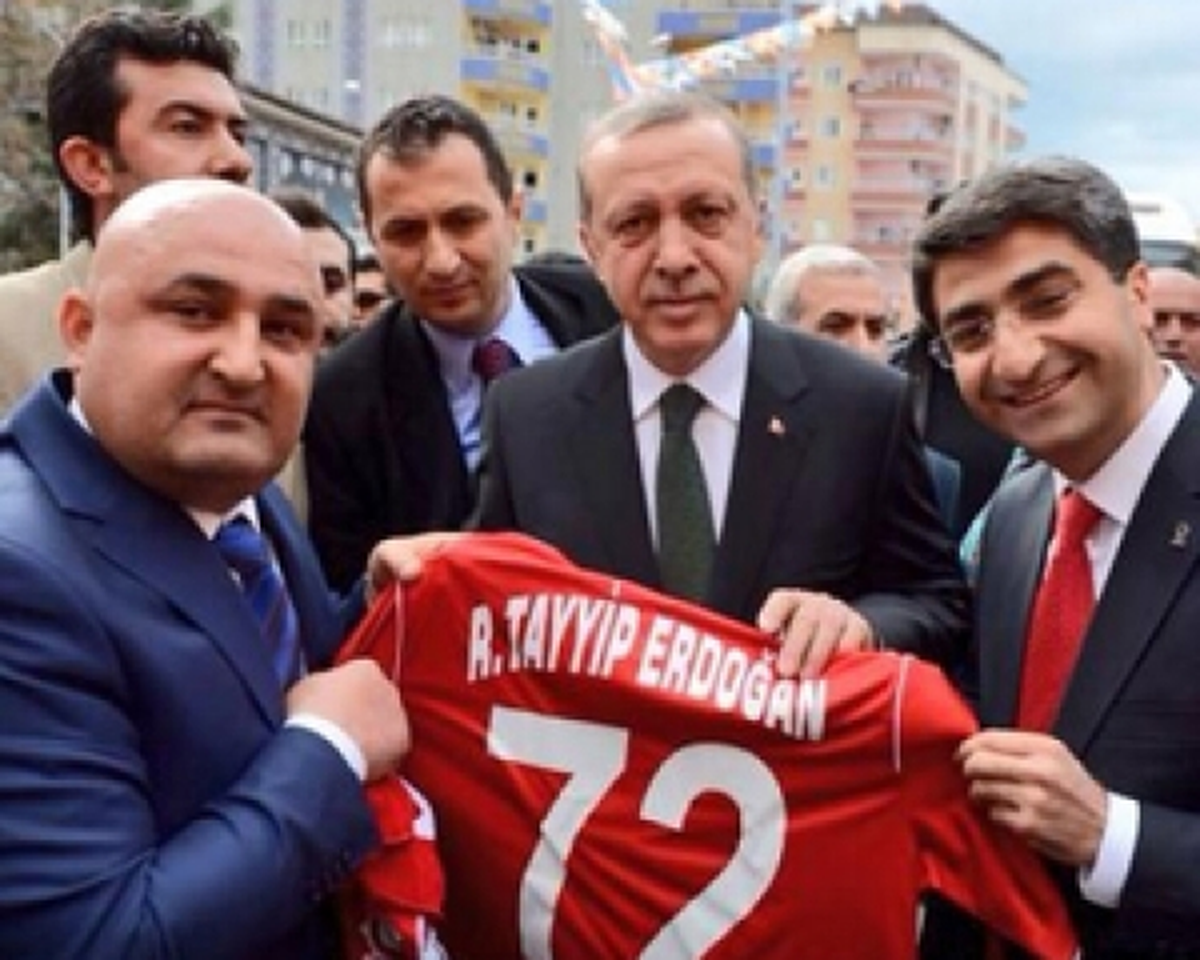 Aydın Gülmez'den Başbakan'a Forma Hediyesi