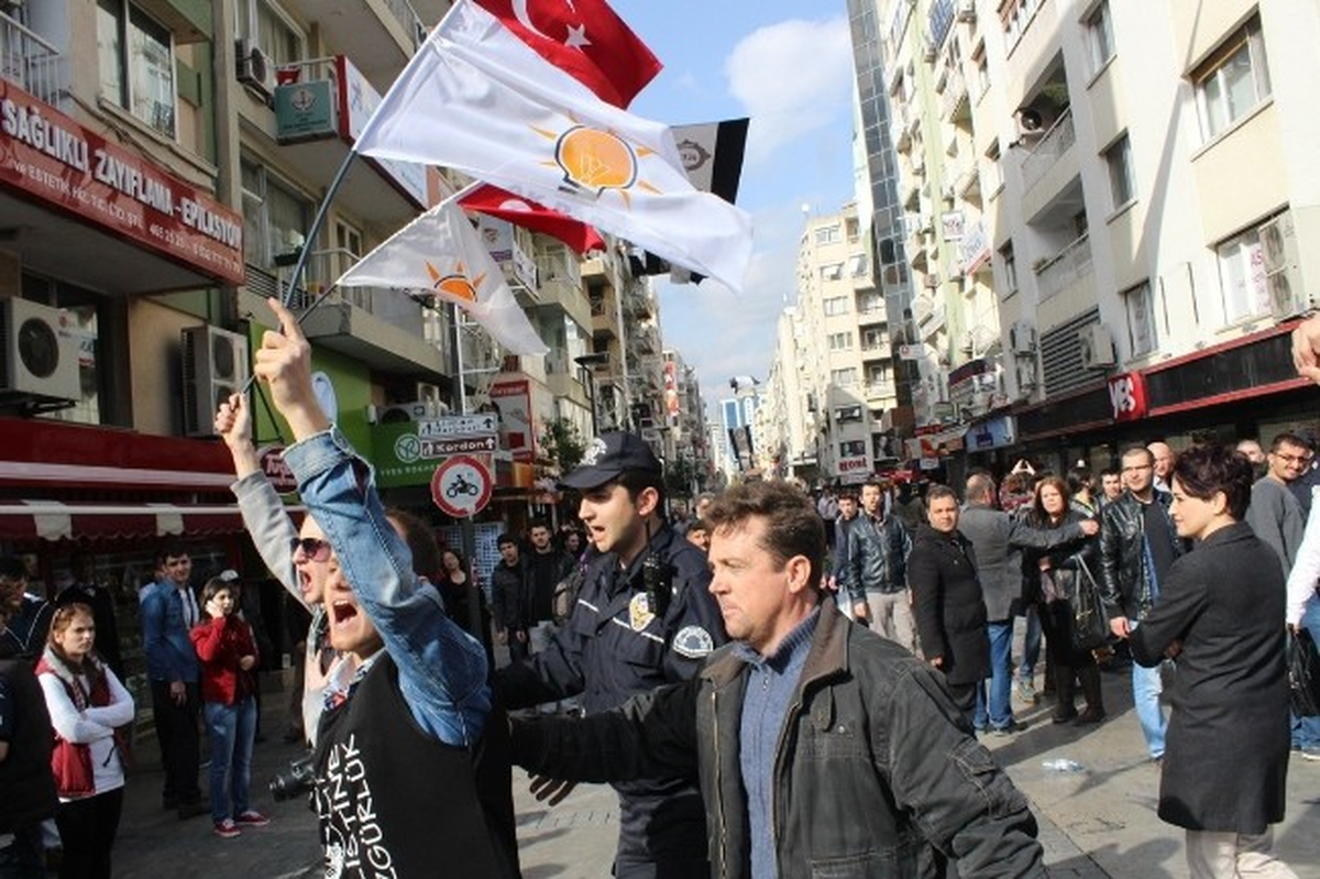 Başbakan\'ın İzmir Mitingi Öncesi Bir Grup Eylem Yaptı
