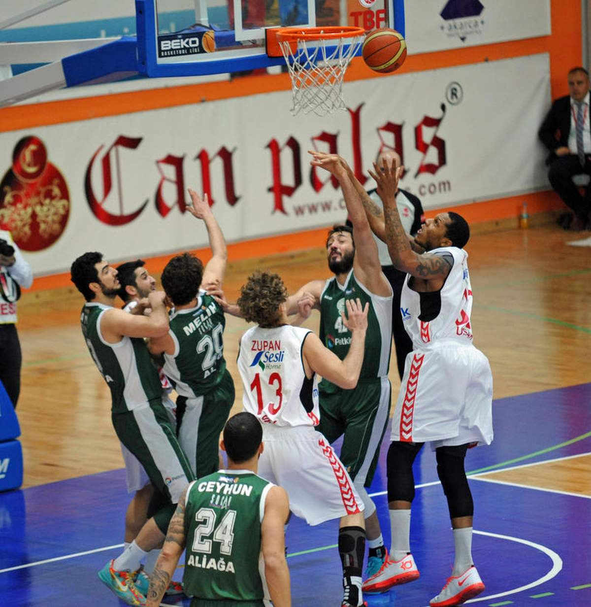 Uşak Sportif, Aliağa Petkim\'i 89-64 Yendi
