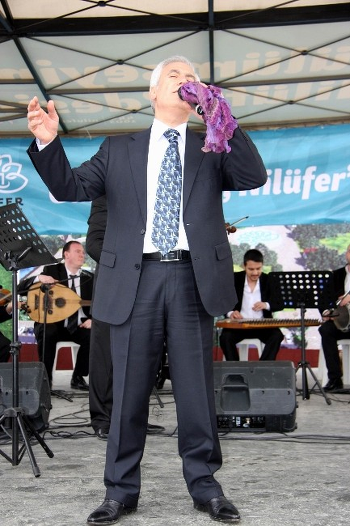 Belediye Başkanı Şarkı Söyledi, Dinleyenler Kendinden Geçti