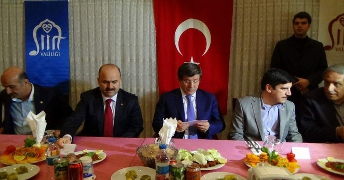 Dışişleri Bakanı Ahmet Davutoğlu: "Yeni Türkiye İnşa Ediyoruz"