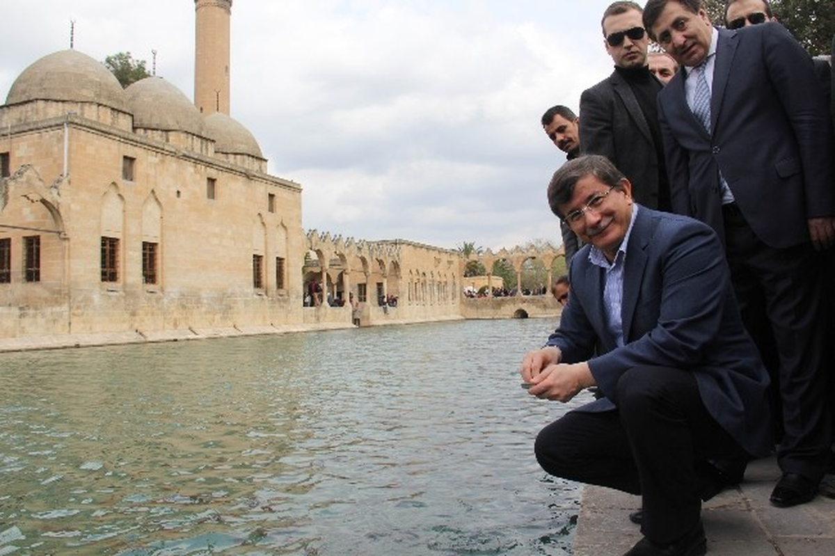 Dışışleri Bakanı Davutoğlu, Balıklara Yem Attı, Kucağında Çocuk Salladı