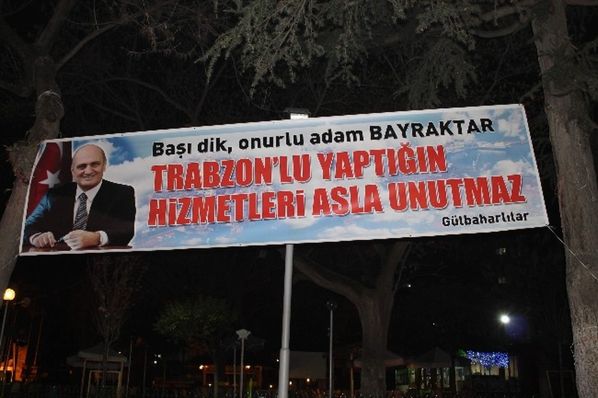 Eski Çevre ve Şehircilik Bakanı Bayraktar\'a Memleketinden Pankartlı Destek