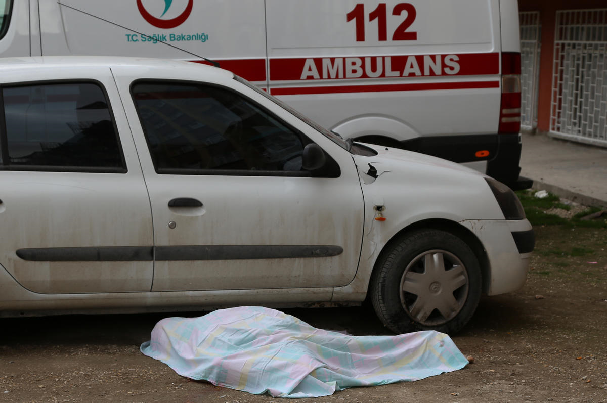 Eskişehir\'de Yüksekten Düşen Kişi Öldü