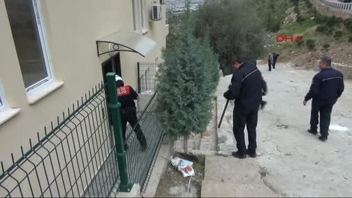 Fethiye\'de 3 Kişiyi Vuran Şüpheli, Eşi ve Çocuğunu Rehin Aldı