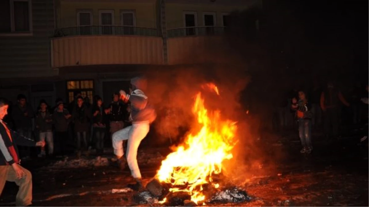 Hakkari\'deki Şenlikte Nevruz Ateşi Yakıldı