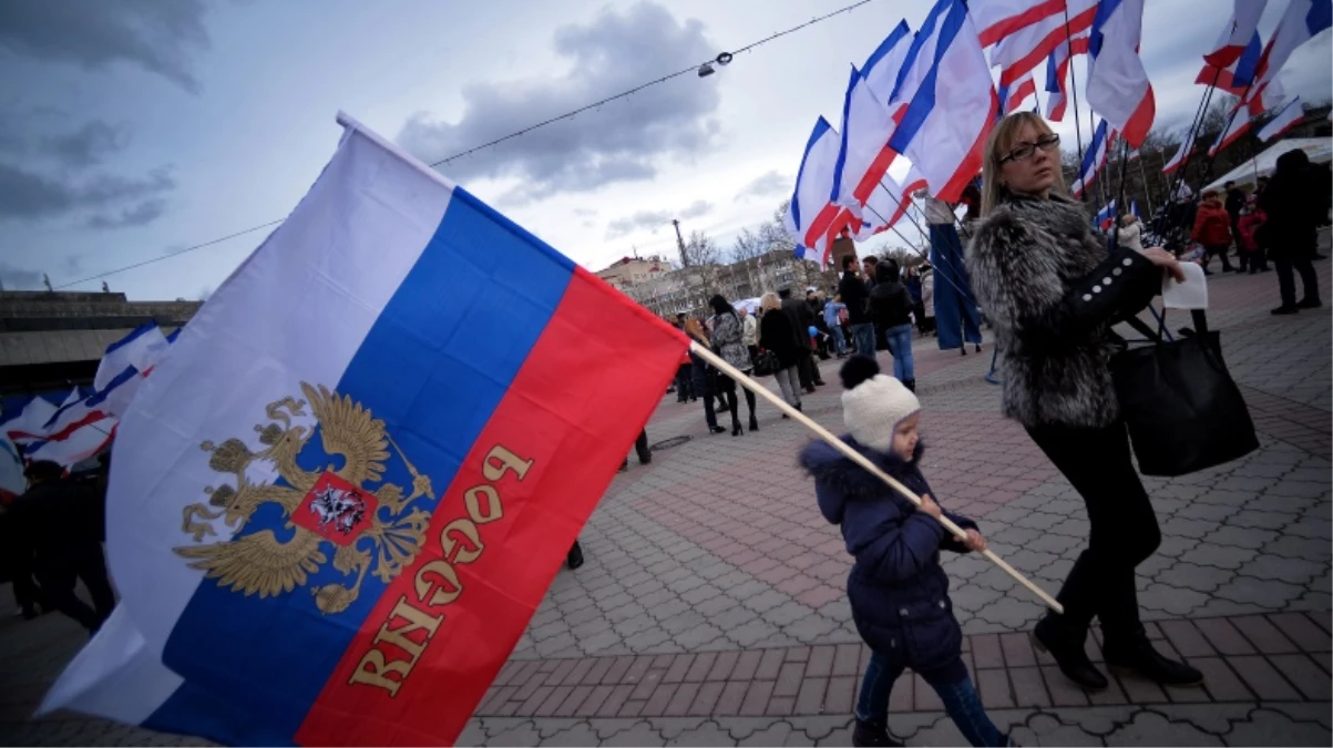 Kırım\'da Sandıklar Kapandı, Halk "Rusya" Dedi
