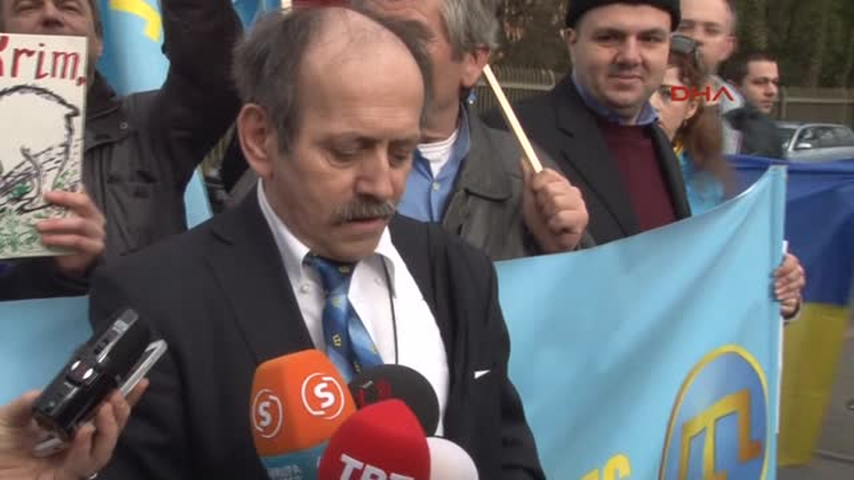Kırımlılar Rusları Konsoloslukları Önünde Protesto Etti
