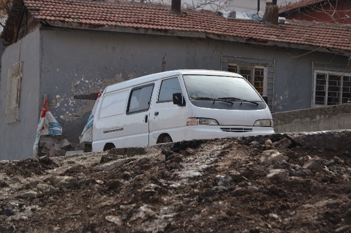 İnşaat Temeli Atılınca Araç Mahsur Kaldı