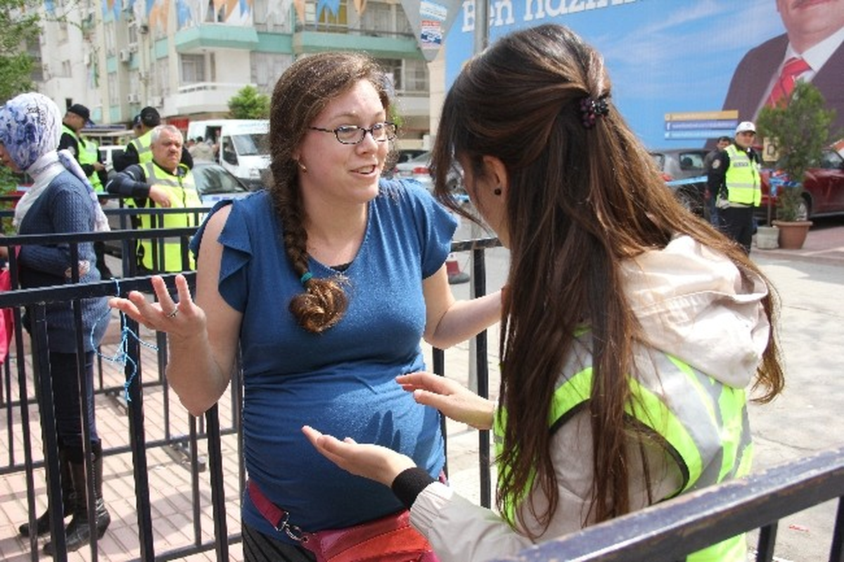Meraklı Turistler Hdp Mitinginde Polisi Alarma Geçirdi