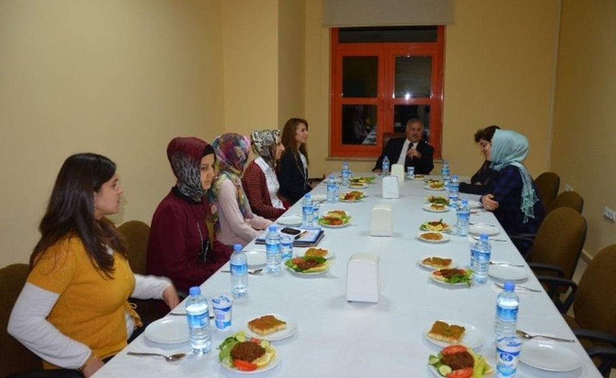 Rektör Yurtta Kalan Öğrencilerle Bir Araya Geldi