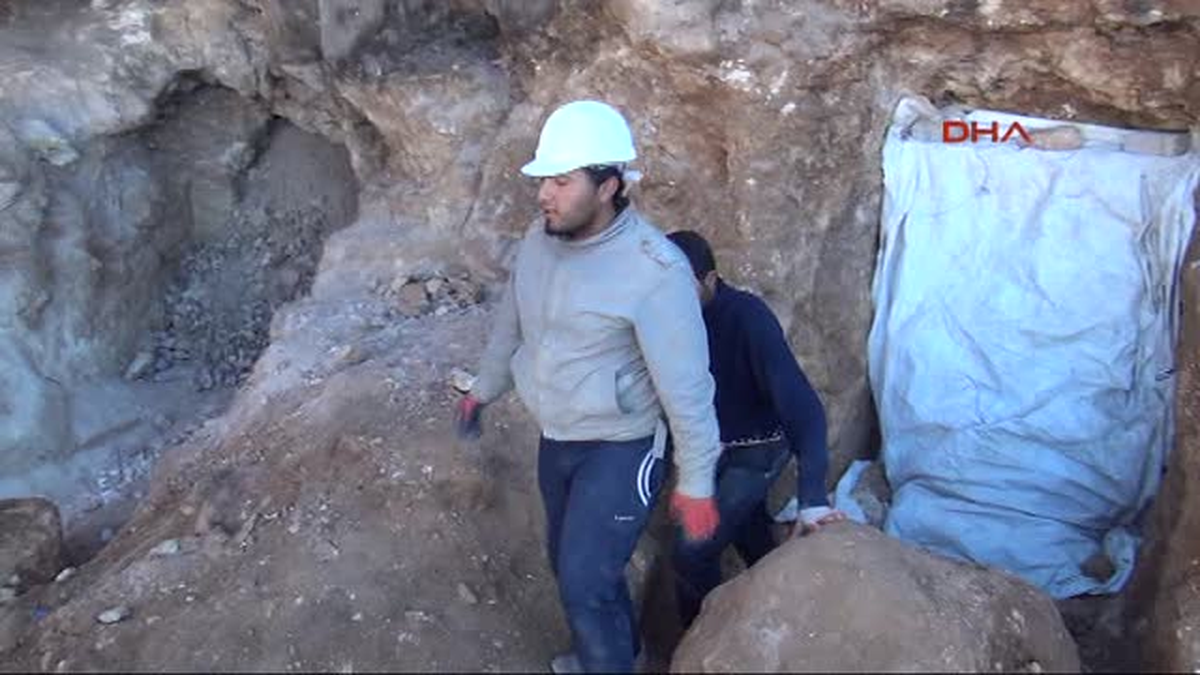 Urfa Kalesi Eteklerinde Ermeni ve Hıristiyan Mezarlıkları Bulundu