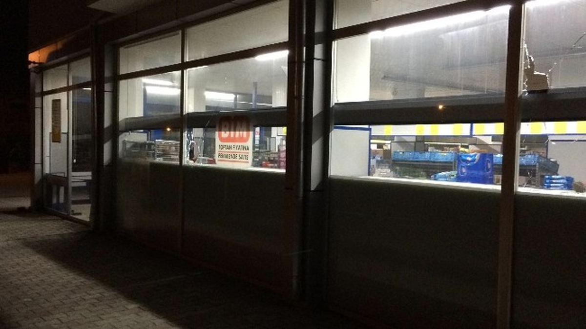 Van\'da, Kimliği Belirsiz Kişiler Marketin Camlarını Kırdı