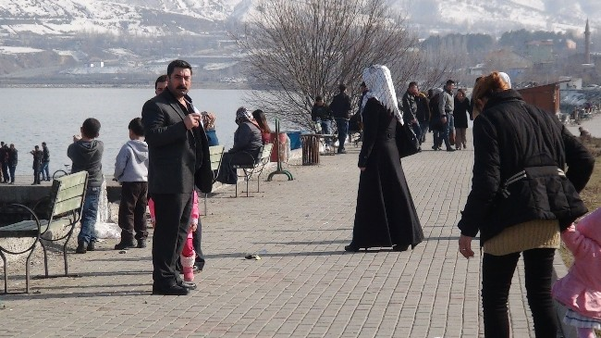 Vatandaşlar Vangölü Sahiline Akın Etti