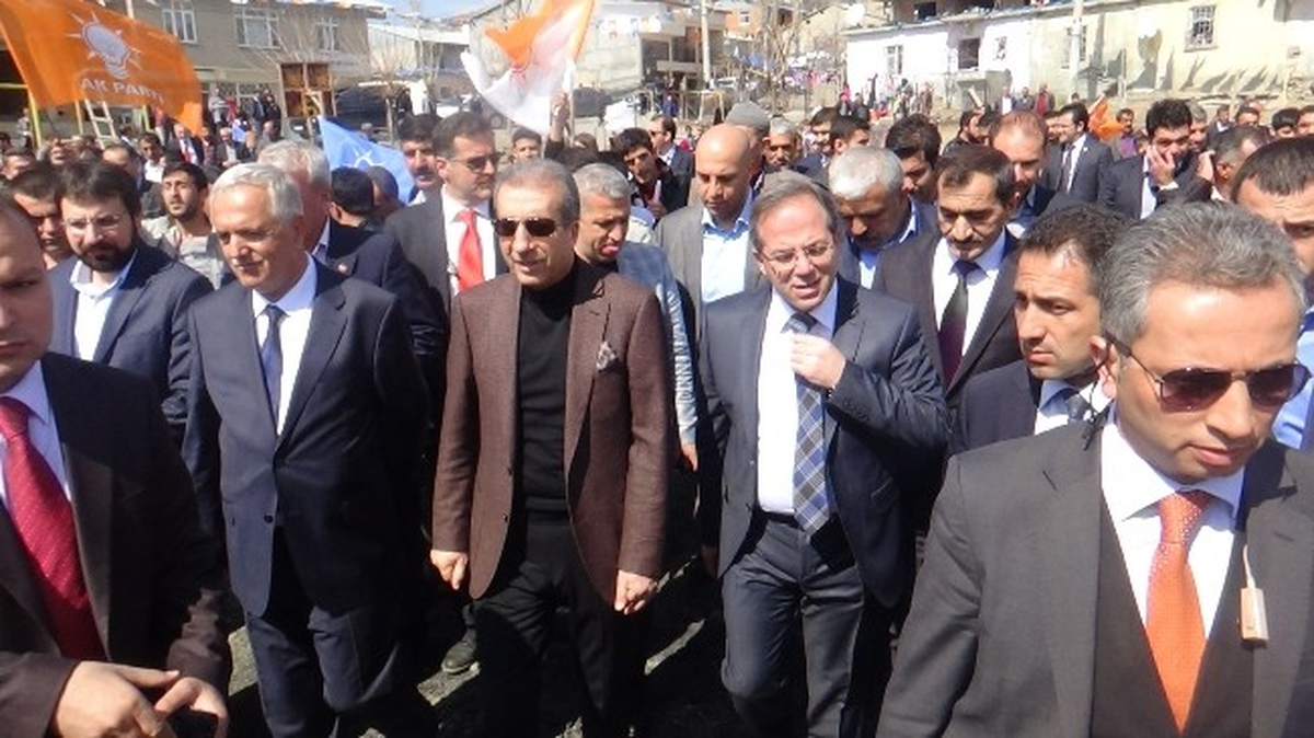 AK Parti\'den Kulp\'ta Gövde Gösterisi