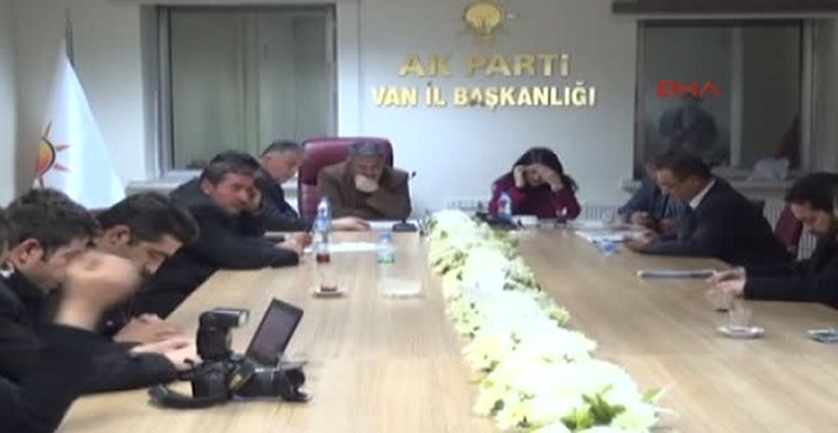 AK Parti\'lilere Taşlı ve Sopalı Saldırı